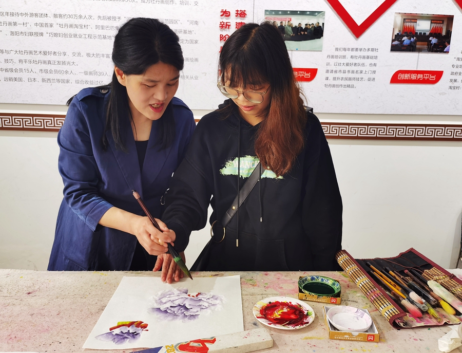 Farmers in central China's Henan Province 'paint' way to rural revitalization