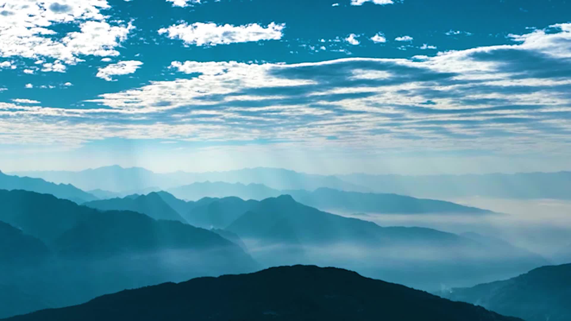 Spectacular golden sun rays shine over nature reserve in SW China's Yunnan