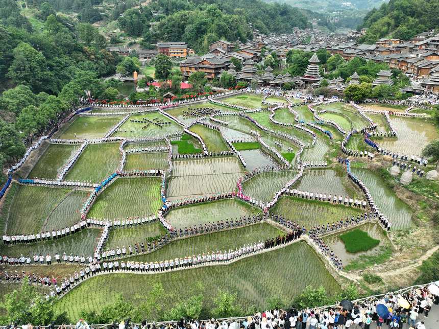 Thousands revel in Grand Song of Dong in SW China's Guizhou