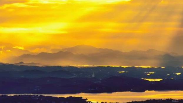 Sunbeams radiate over East China lake