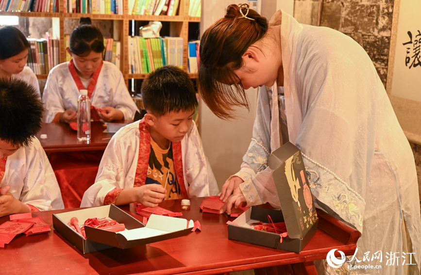 Discover the charm of lantern making in ancient town in E China's Zhejiang