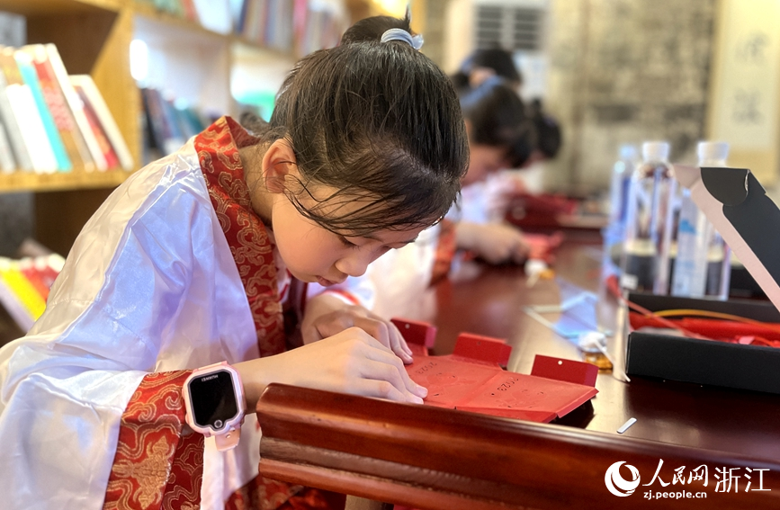 Discover the charm of lantern making in ancient town in E China's Zhejiang