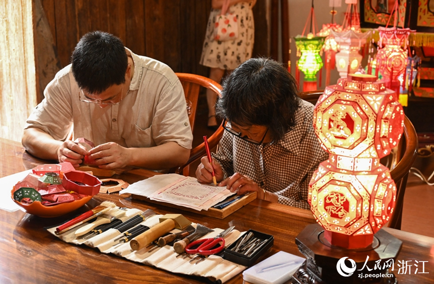 Discover the charm of lantern making in ancient town in E China's Zhejiang