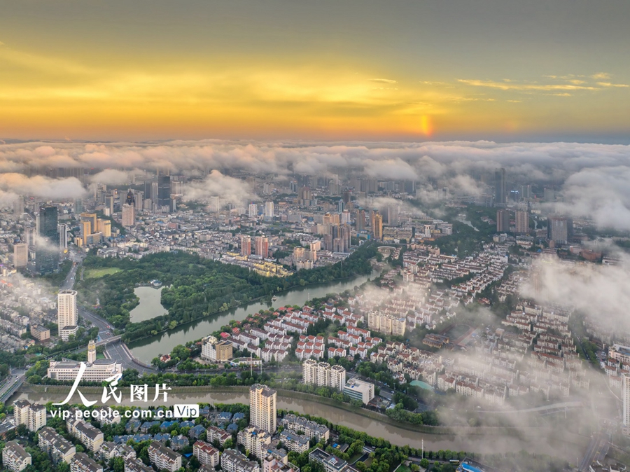 Stunning views of sea of clouds over Hefei, E China's Anhui