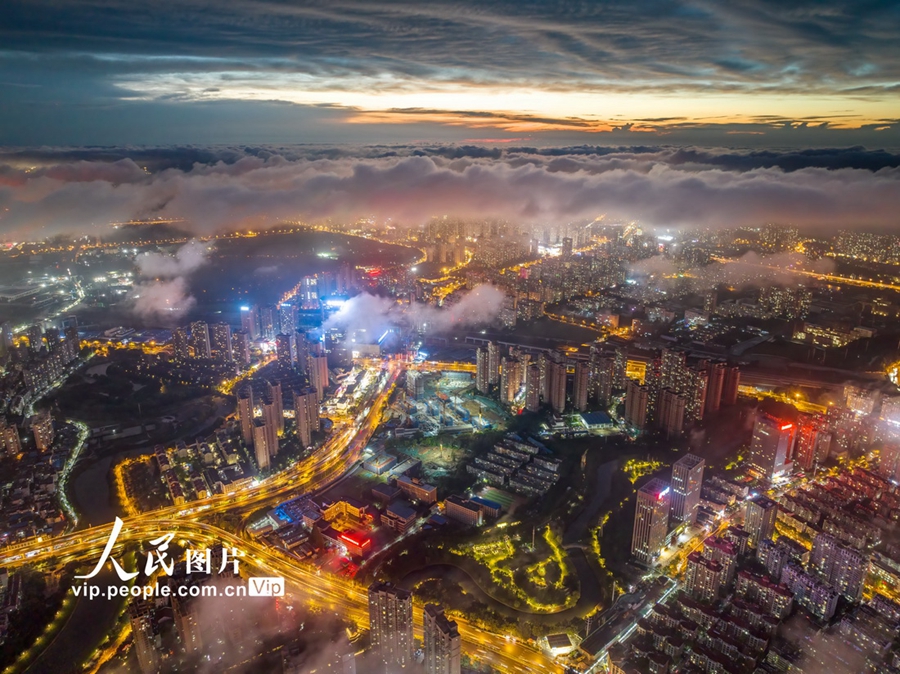 Stunning views of sea of clouds over Hefei, E China's Anhui