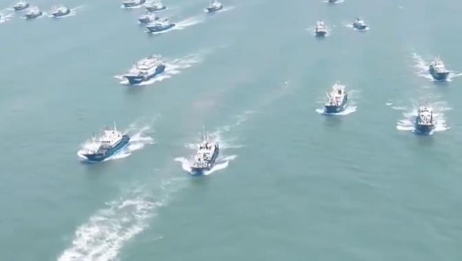 Fishing vessels head towards East China Sea