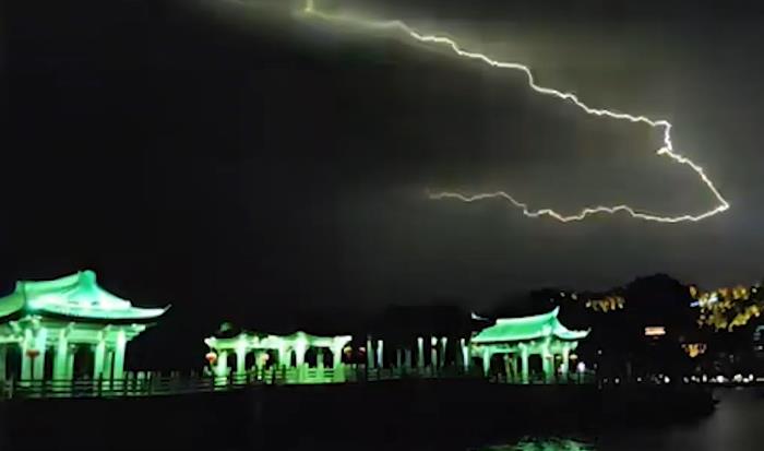 Lightning adds extra twist to light show