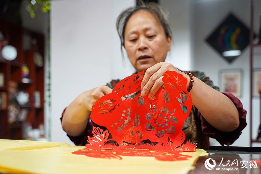 Artisan brings traditional paper cutting art new lease of life