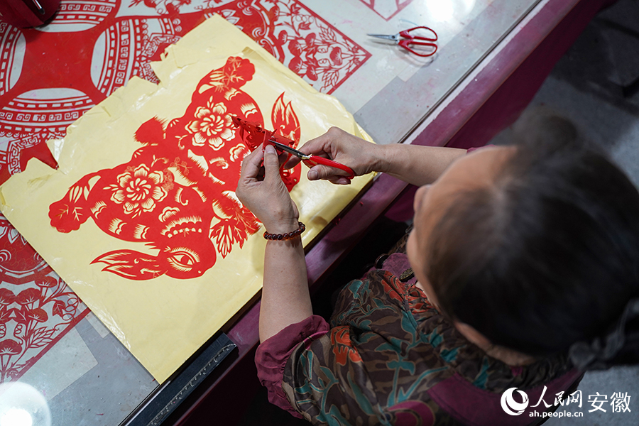 Artisan brings traditional paper cutting art new lease of life