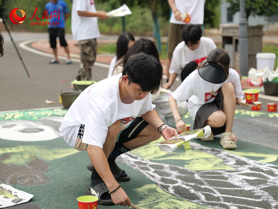 Fine arts students paint beautiful artworks in village in C China's Hubei