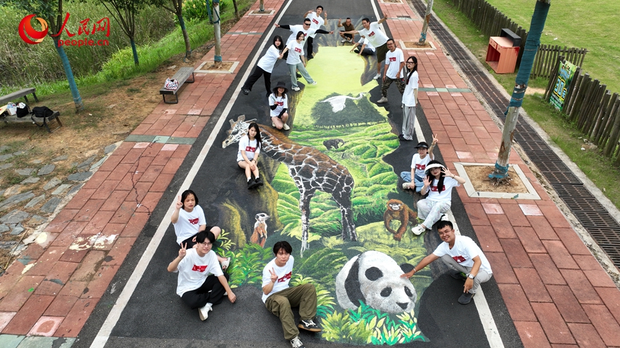 Fine arts students paint beautiful artworks in village in C China's Hubei