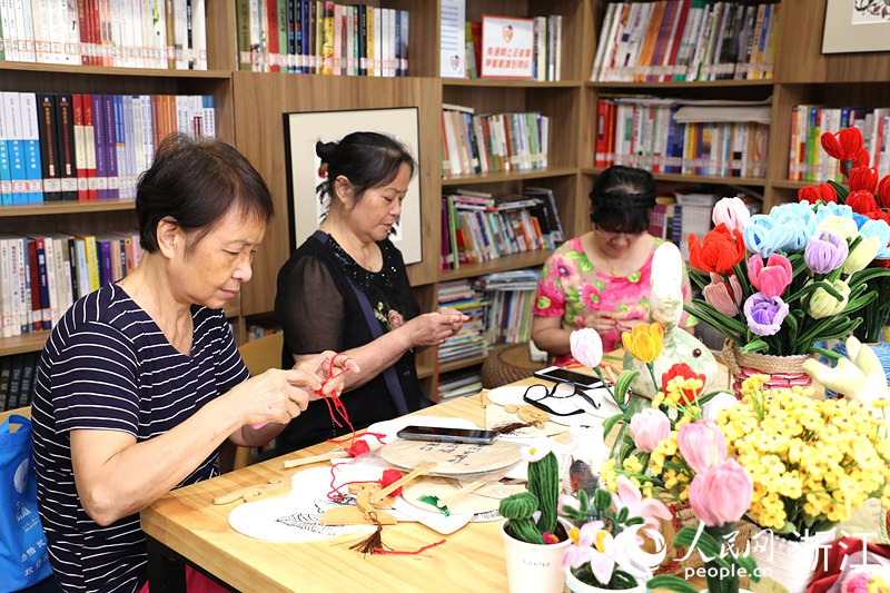 Locals craft birthday bouquets for Hangzhou Asian Games