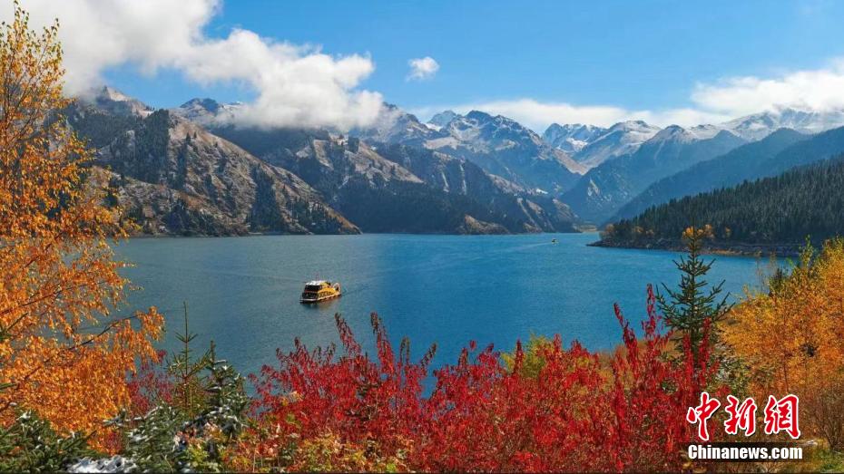 Tianchi Lake in NW China's Xinjiang offers its best autumn views of the year