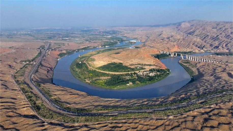 Grass grid barriers combat sand erosion in China's deserts