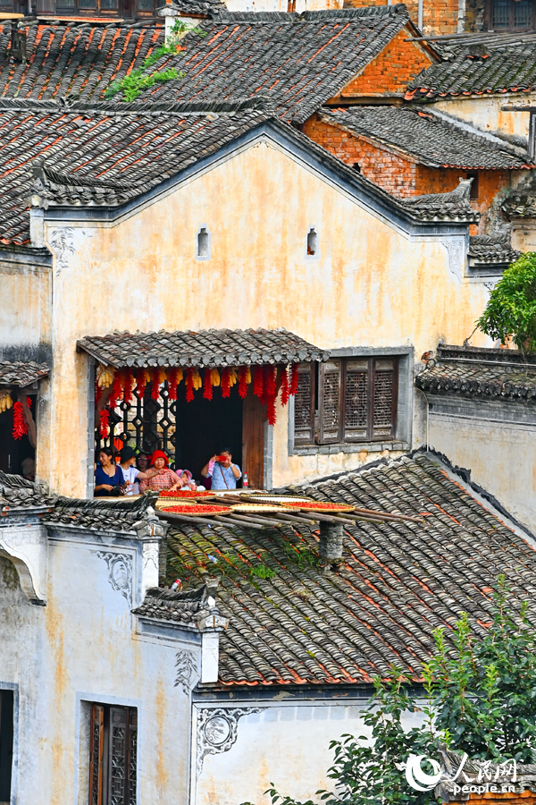 Villagers sun-dry crops in Wuyuan, E China's Jiangxi