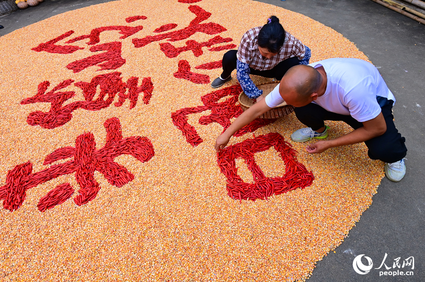 Villagers sun-dry crops in Wuyuan, E China's Jiangxi