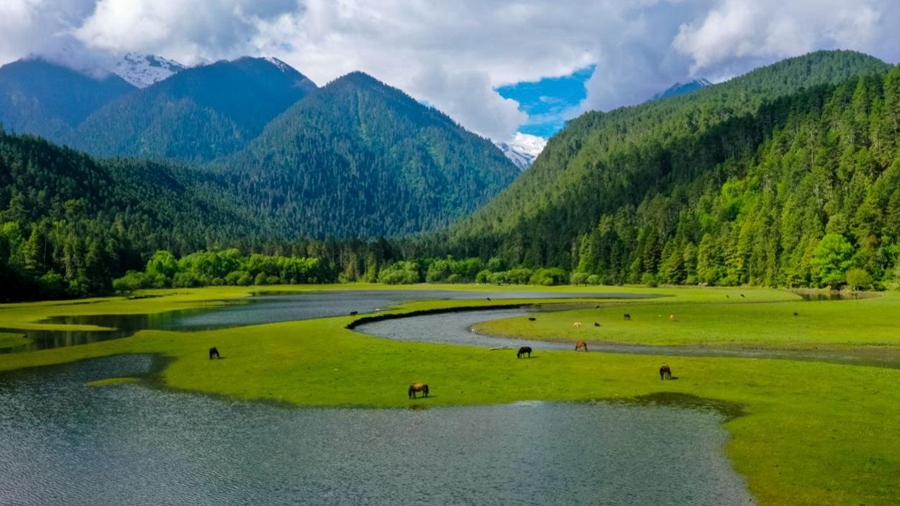 Spectacular landscapes along Xizang section of China's longest national highway