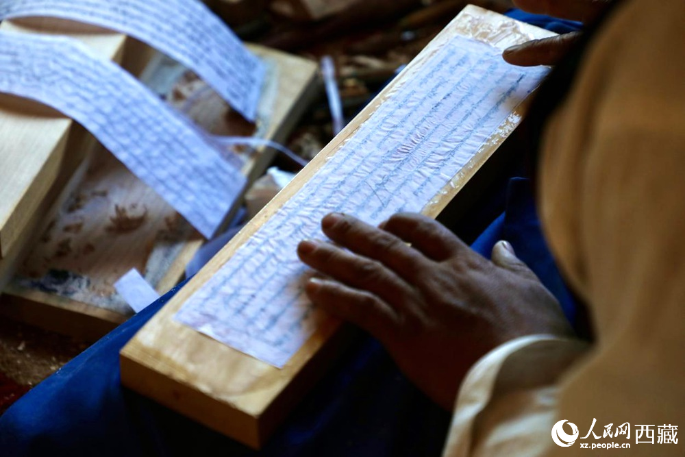 Inheritor dedicated to passing on ancient Pusum hand-engraving in SW China's Xizang