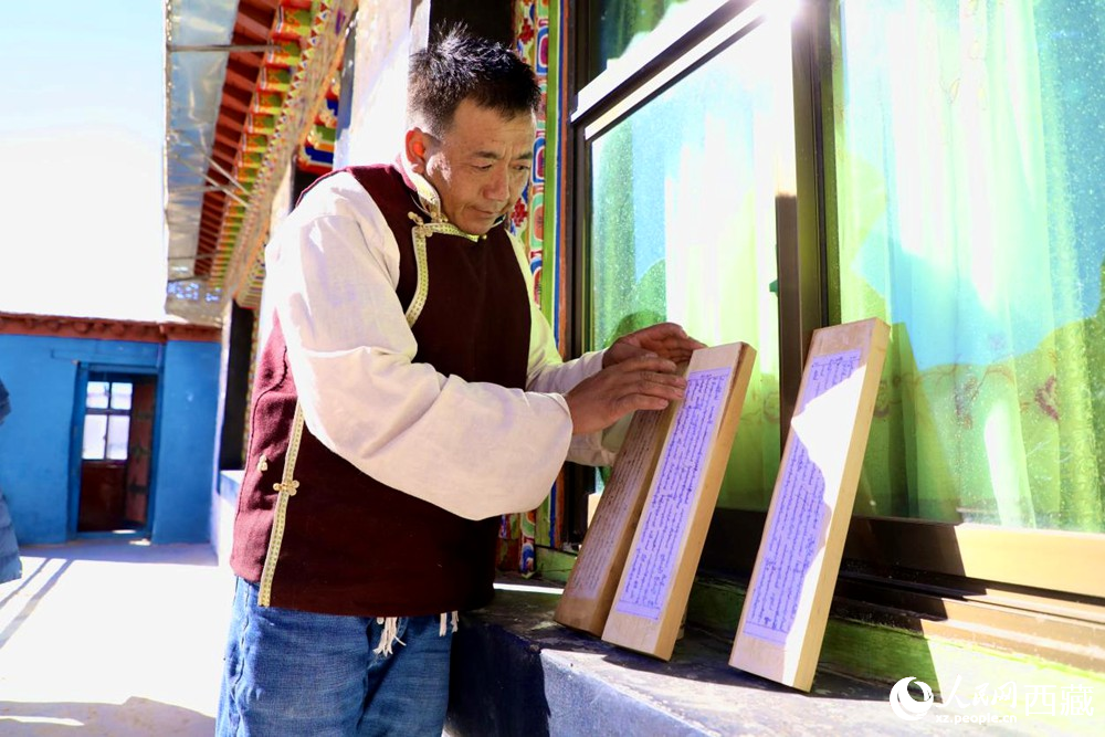 Inheritor dedicated to passing on ancient Pusum hand-engraving in SW China's Xizang