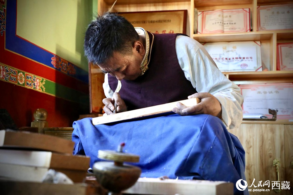 Inheritor dedicated to passing on ancient Pusum hand-engraving in SW China's Xizang