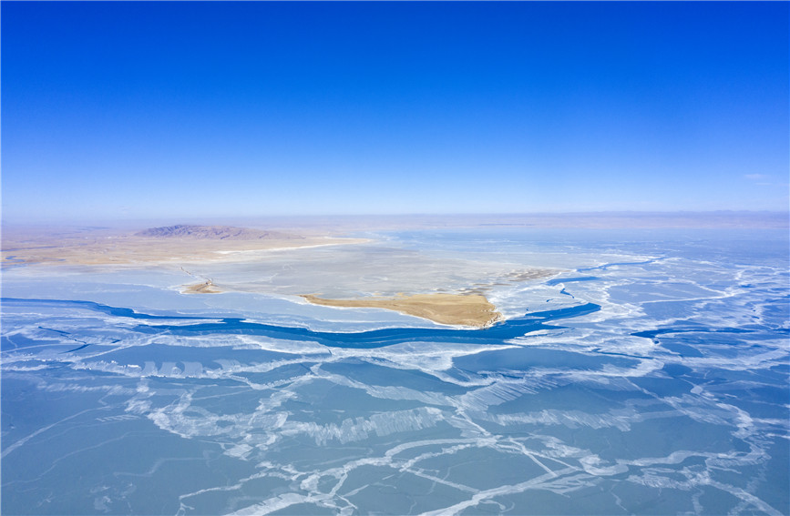 In pics: Qinghai Lake in winter offers a stunning view