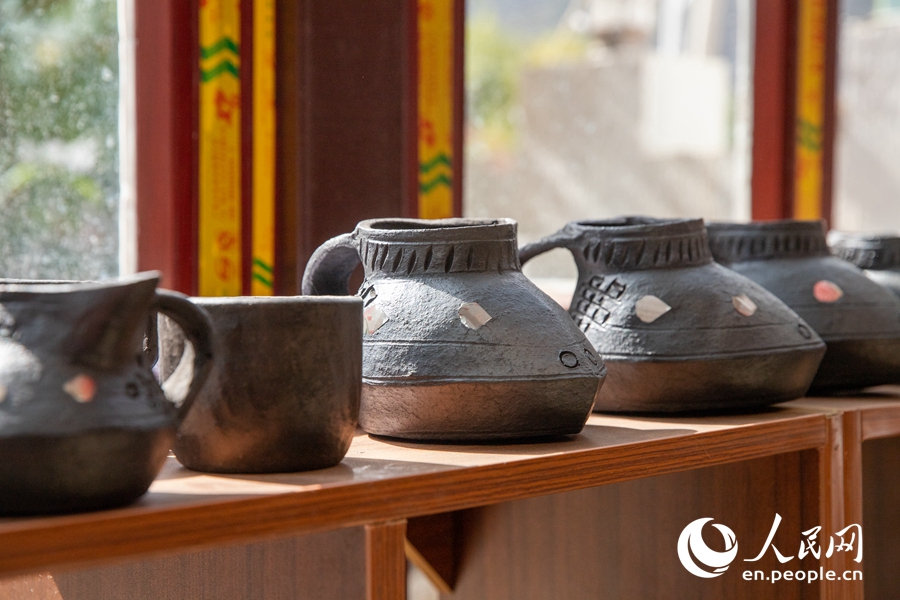 Discover beauty of black pottery in SW China's Yunnan