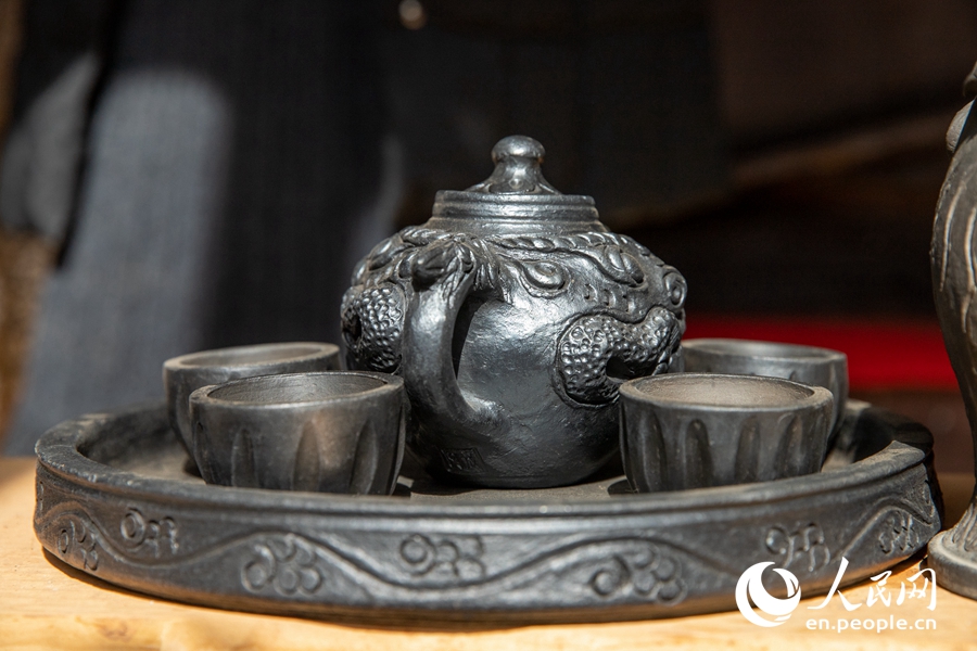 Discover beauty of black pottery in SW China's Yunnan