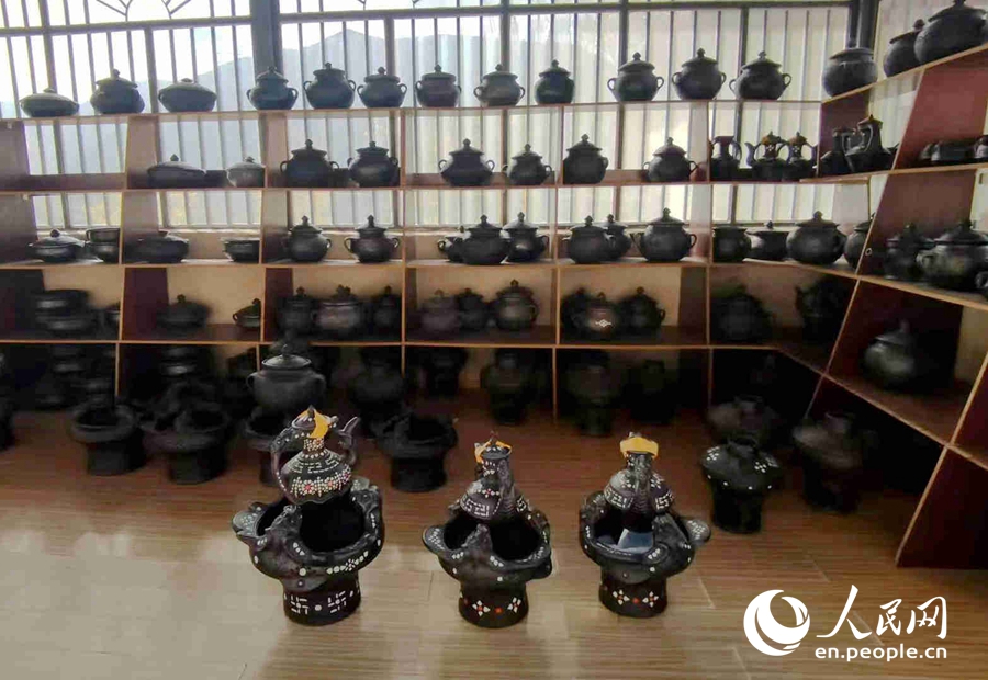 Discover beauty of black pottery in SW China's Yunnan