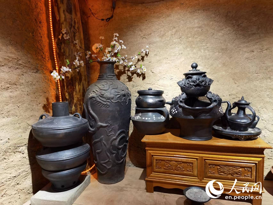 Discover beauty of black pottery in SW China's Yunnan