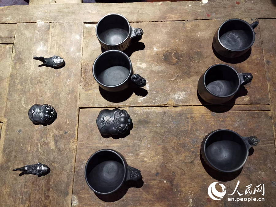 Discover beauty of black pottery in SW China's Yunnan