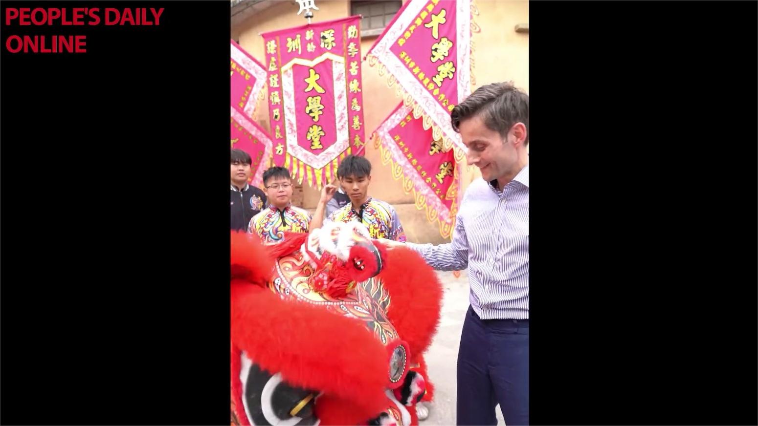 Foreign journalists try lion dance in Shenzhen