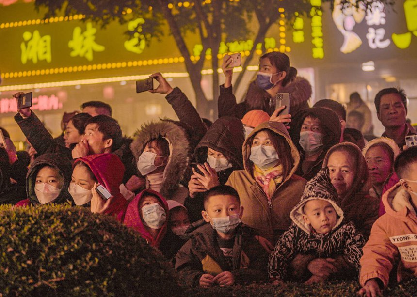 People perform firecracker dragon dance in S China's Guangxi