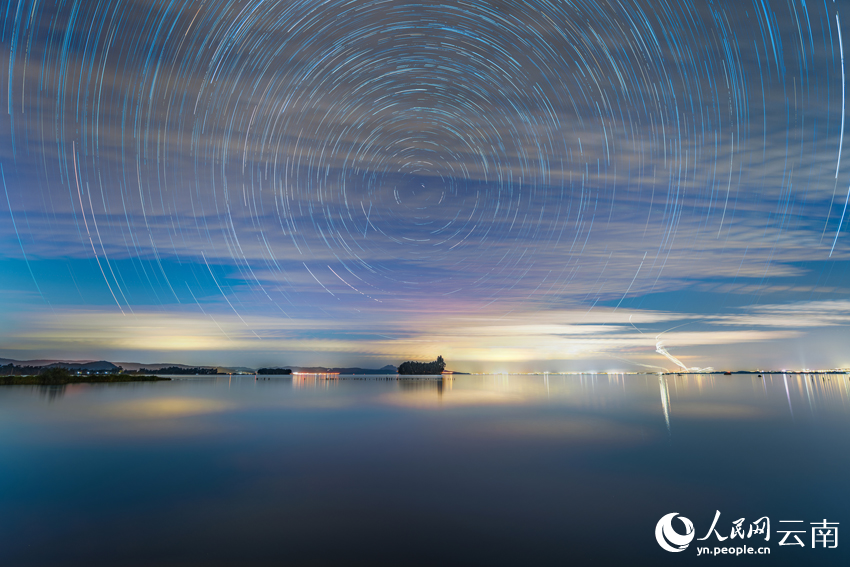 Stunning star trails captured over Dianchi Lake in SW China's Yunnan