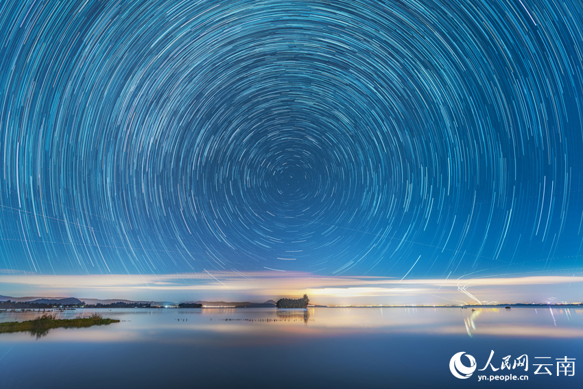 Stunning star trails captured over Dianchi Lake in SW China's Yunnan