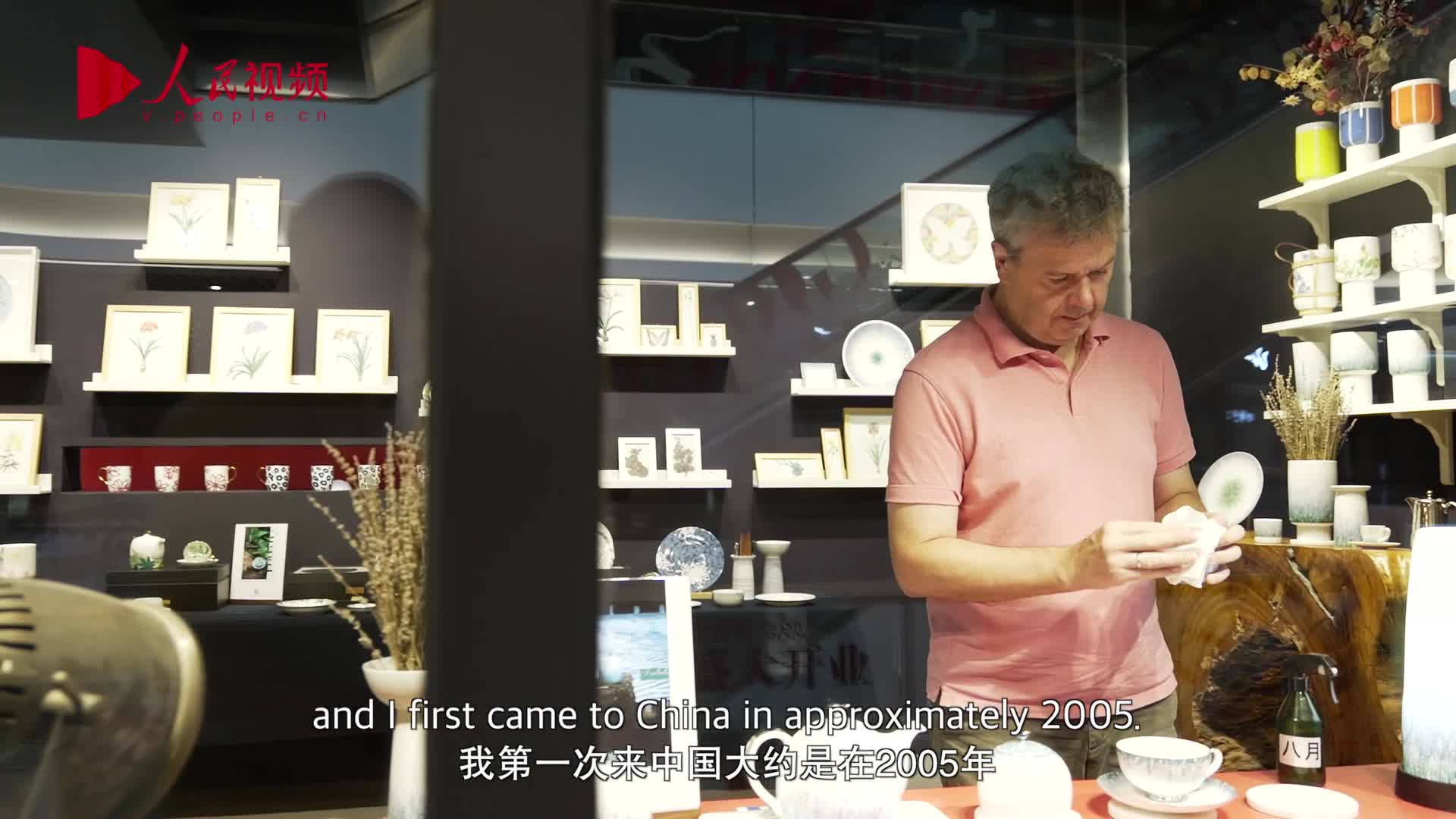 English ceramicist fulfills artistic dream in E China's Jingdezhen