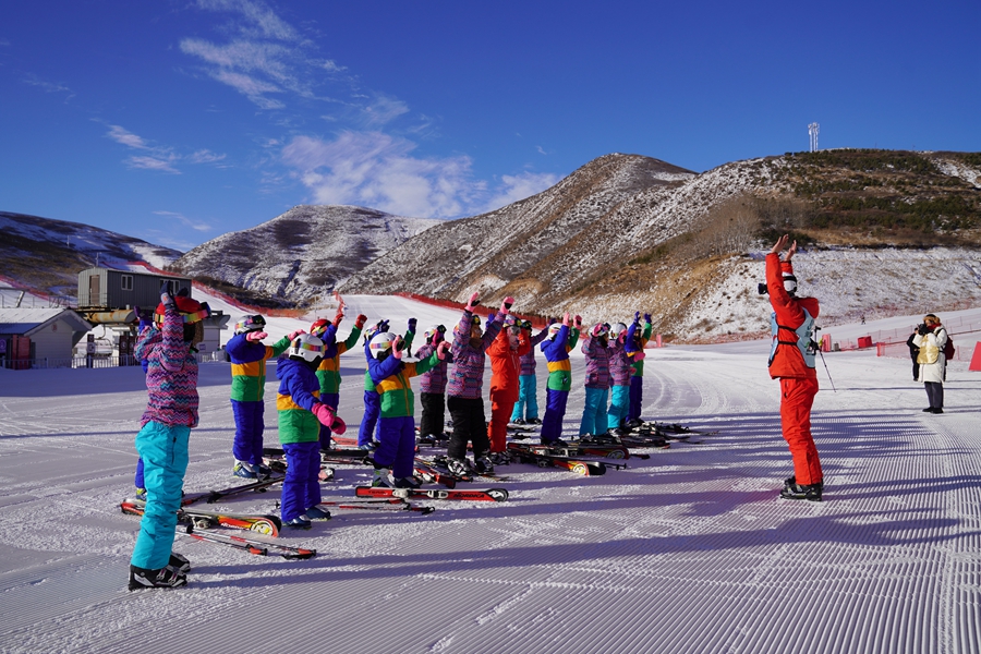 Students embrace winter sports in Ulanqab, north China's Inner Mongolia