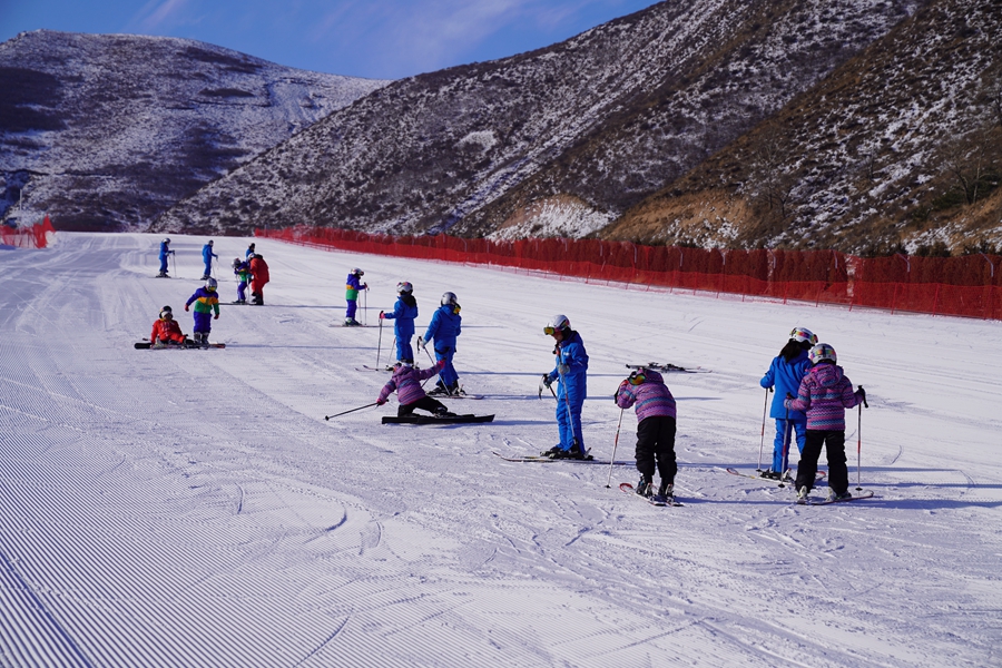 Students embrace winter sports in Ulanqab, north China's Inner Mongolia