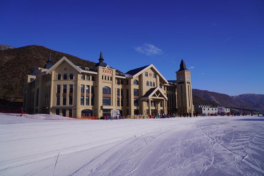 Students embrace winter sports in Ulanqab, north China's Inner Mongolia