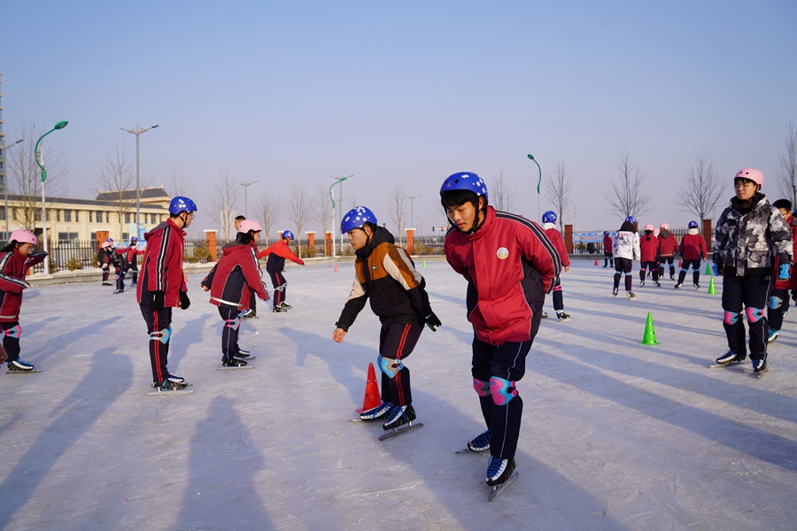 Students embrace winter sports in Ulanqab, north China's Inner Mongolia