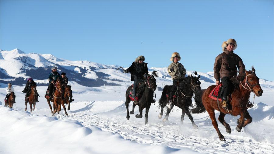 Officers patrol border on horseback in freezing weather in North China