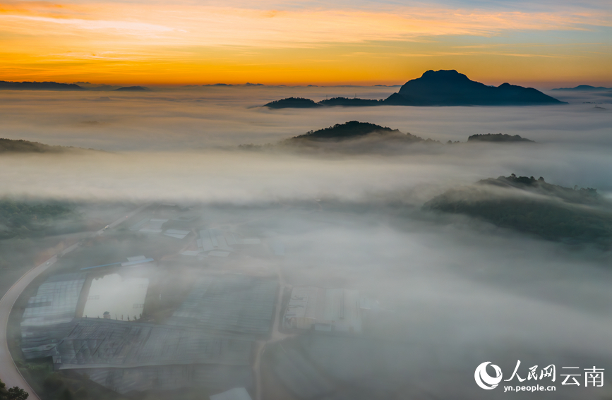 Stunning view of sea of clouds in Pu'er city, SW China's Yunnan