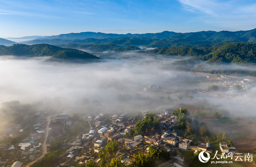 Stunning view of sea of clouds in Pu'er city, SW China's Yunnan