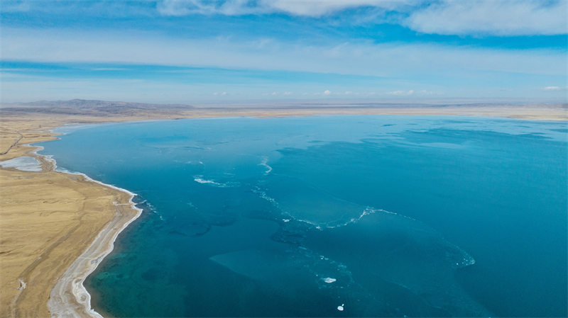 Explore stunning winter scenery of Qinghai Lake