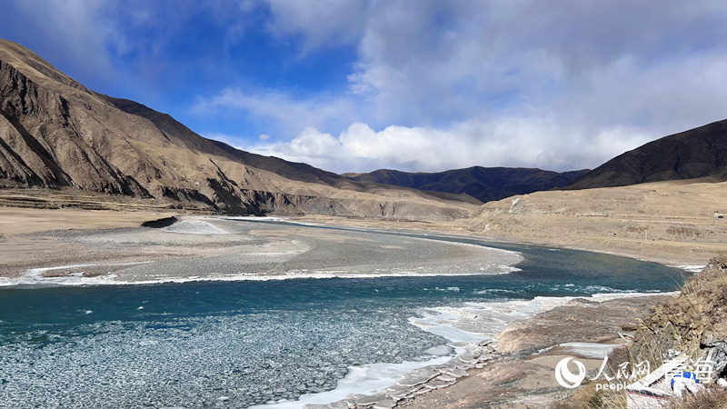 'Ice flowers' bloom on China's Tongtian River amid winter chill