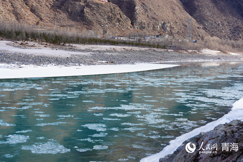 'Ice flowers' bloom on China's Tongtian River amid winter chill