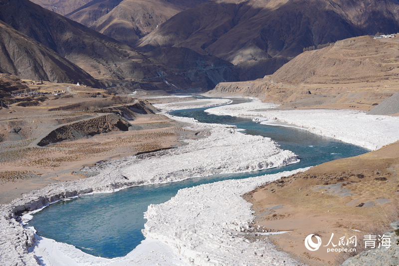 'Ice flowers' bloom on China's Tongtian River amid winter chill