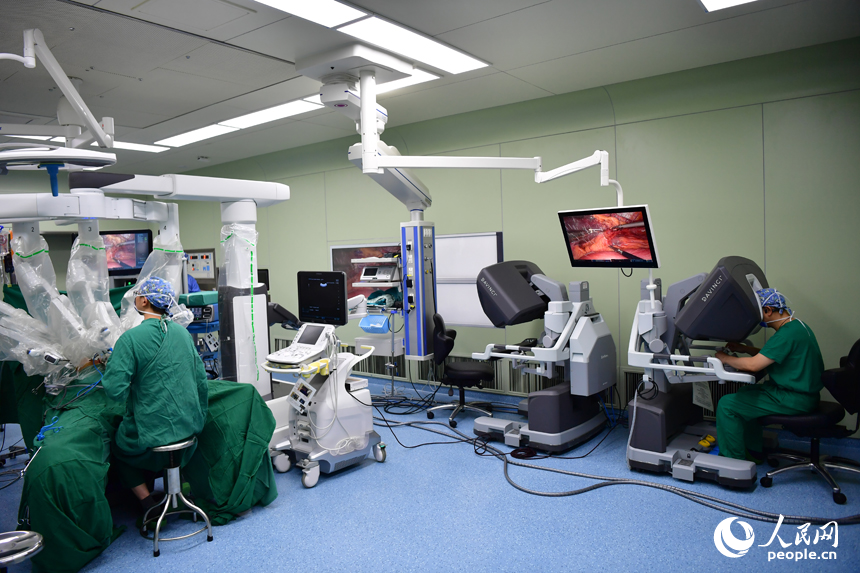 Robot assists partial splenectomy surgery in E China's Jiangxi