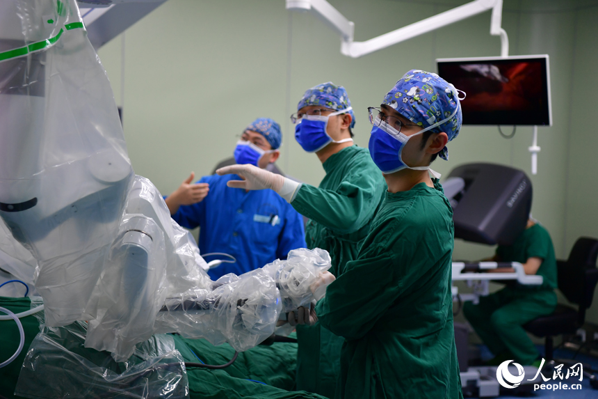 Robot assists partial splenectomy surgery in E China's Jiangxi