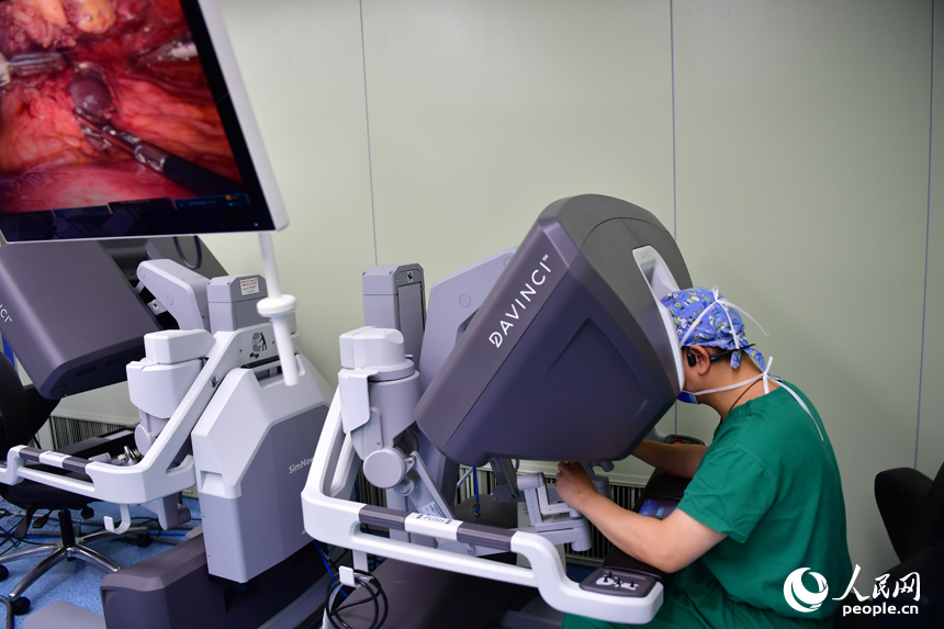 Robot assists partial splenectomy surgery in E China's Jiangxi