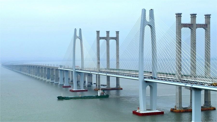 Fuxing train crosses Quanzhou Bay Bridge